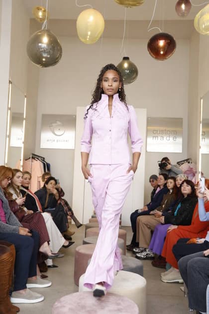 Debora Goulart bei der Anja Gockel Fashion Show Frisches für die Sinne im Showroom Paris 44 by Anja Gockel. Berlin, 10.04.2026 Copyright: xAgenturxMatthiasxWehnertx xR.xduxVinagex