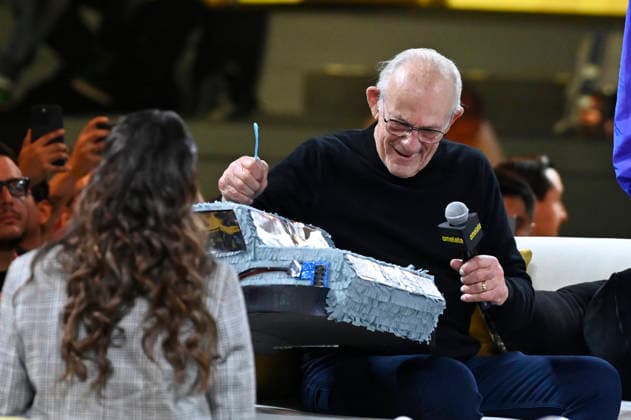 April 24, 2026, Mexico City, Ciudad de Mexico, Mexico: Christopher Lloyd receives a DeLorean pioÂ±ata by a fan during a conference as part of pop culture festival CCXP Comic Con Experience at Centro Banamex on April 24, 2026 in Mexico City, Mexico. Mexico City Mexico - ZUMAe321 20260424_zea_e321_002 Copyright: xCarlosxTischlerx