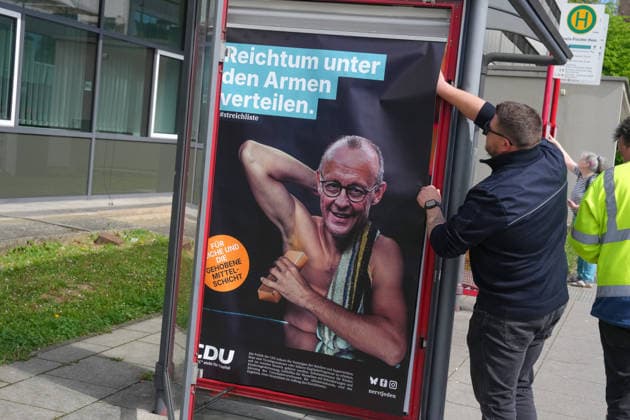 Protestplakate gegen die CDU am Rande der CDA Bundestagung Mitarbeiter der Stadt Marburg entfernen willkuerlich angebrachte Protestplakate gegen Bundeskanzler Merz und die CDU an einer Bushaltestelle gegenueber der Veranstaltungshalle zur 41. Bundestagung der CDA in Marburg, 25.04.2026 Marburg Hessen Deutschland *** Protest posters against the CDU on the fringes of the CDA federal conference Employees of the city of Marburg remove arbitrarily placed protest posters against Chancellor Merz and the CDU at a bus stop opposite the event hall for the 41st federal conference of the CDA in Marburg, 25 04 2026 Marburg Hessen Germany