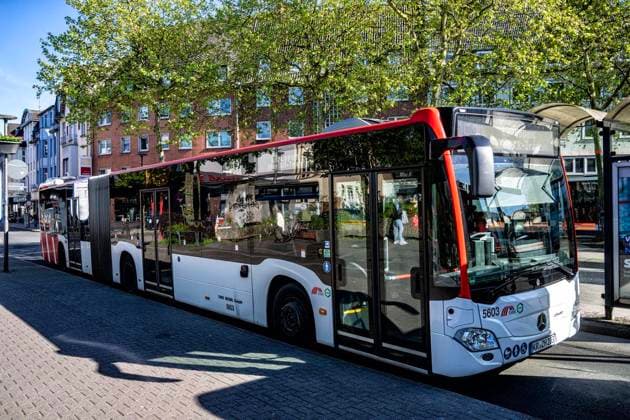 NIAG Busse und Haltestellen in Moers ** NUR FÜR REDAKTIONELLE ZWECKE ** EDITORIAL USE ONLY **<p>Busse der Niag und von anderen Dienstleistern fahren am 24.4.2026 durch Moers. Busse sind ein wichtiges Standbein des öffentlichen Nahverkehrs. Foto : Arnulf Stoffel Funke Foto Services < p> Buntes Deutschland NRW Moers Copyright: ArnulfxStoffel *** NIAG buses and bus stops in Moers FOR EDITORIAL PURPOSES ONLY EDITORIAL USE ONLY p Buses from Niag and other service providers drive through Moers on 24 4 2026 Buses are an important pillar of local public transport Photo Arnulf Stoffel Funke Foto Services p Colorful Germany NRW Moers Copyright ArnulfxStoffel Copyright: ArnulfxStoffel doc85kho4t3c02i5dzvi7j ,EDITORIAL USE ONLY