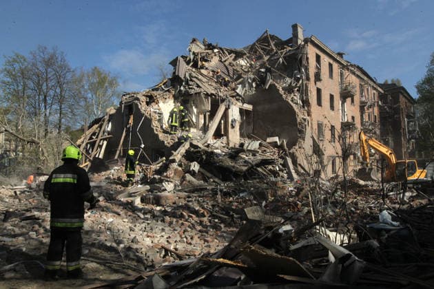 Rescuers search for survivors under the rubble of a four-storey apartment block destroyed by a Russian missile strike in Dnipro, Ukraine, April 25, 2026. Russian forces launched a large-scale overnight missile and drone attack on the east-central city, damaging five multi-storey buildings, an industrial facility, a gas station, a store, and private cars. Four people have been confirmed dead, while the number of injured has risen to 27, including two children. More people may remain trapped beneath the debris as search and rescue operations are ongoing. (Photo by Mykola Miakshykov Ukrinform) Russian attack on Dnipro destroys apartment block, killing at least 4  Copyright: xMykolaxMiakshykovx