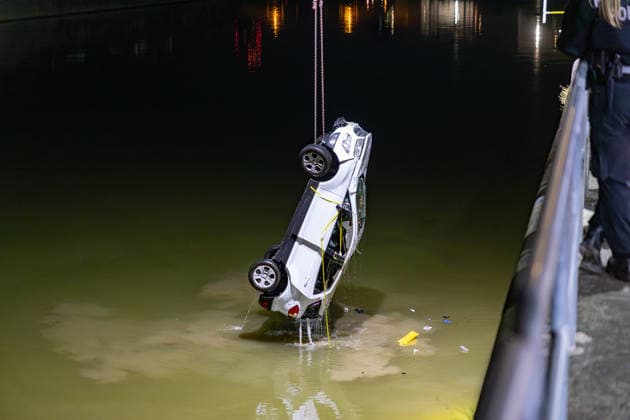 PKW durchbricht Geländer und fliegt in Main - Mehrere schwerstverletzte Am 24.04.2026 gegen 22:30 Uhr kam in Frankfurt am Main im Stadtteil Ostend, Lindleystraße Höhe Hugo-Stinnes-Straße, ein PKW mit mehreren Insassen von der Fahrbahn ab, durchbrach ein Geländer und stürzte in ein Hafenbecken des Mains. Die Feuerwehr Frankfurt rettete mehrere Personen aus dem Fahrzeug, die teils schwerstverletzt in Krankenhäuser transportiert wurden. Taucher der Feuerwehr markierten das Fahrzeug mit einer Schwimmboje, ein Feuerwehrkran barg das Fahrzeug gemeinsam mit den Tauchern aus dem Fluss. Die genaue Anzahl der Fahrzeuginsassen war laut Polizei Frankfurt zunächst nicht bekannt, die Unfallursache ist Gegenstand laufender Ermittlungen. Frankfurt