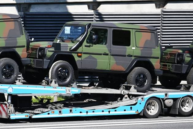 Neuwagen für die deutsche Bundeswehr. Mercedes G-Klasse der Baureihe 464 auf einem Autotransporter. *** New car for the German Armed Forces Mercedes G Class of the 464 series on a car transporter