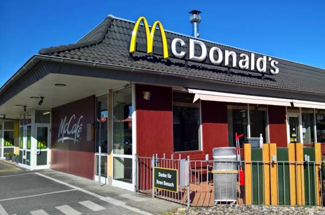 Die McDonald Corporation ist ein US-amerikanischer Betreiber und Franchisegeber von weltweit vertretenen Schnellrestaurants und der umsatzstärkste Fastfood-Konzern der Welt. Foto: McDonalds Burger-Filiale. *** The McDonald Corporation is an American operator and franchisor of fast food restaurants worldwide and the worlds largest fast food company in terms of sales Photo McDonalds Burger branch