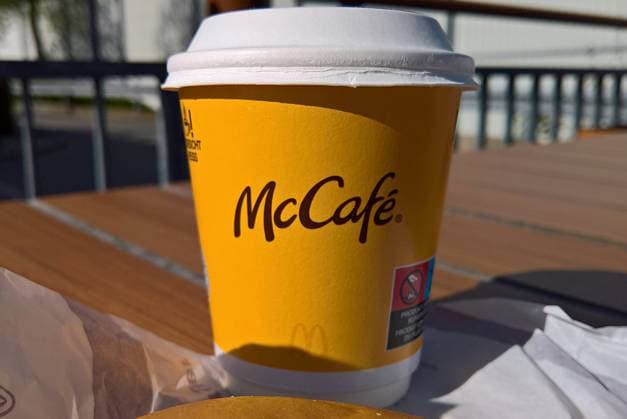 Mc Donalds McCafe Cappuccino im Becher. Die McDonald Corporation ist ein US-amerikanischer Betreiber und Franchisegeber von weltweit vertretenen Schnellrestaurants und der umsatzstärkste Fastfood-Konzern der Welt. *** McDonalds McCafe Cappuccino in a cup The McDonald Corporation is an American operator and franchisor of fast food restaurants worldwide and the worlds highest-selling fast food company