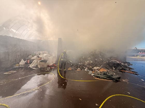 Feuer in Entsorgungsbetrieb Am 25.04.2026 brach gegen 8.30 Uhr in einem Entsorgungsbetrieb im Zeilsheimer Weg in Kelkheim ein Feuer aus. Nach ersten Ermittlungen gerieten auf einer Freifläche Altreifen und Unrat aus bislang unbekannter Ursache in Brand. Die Feuerwehr war mit einer Vielzahl von Einsatzkräften sowie einer Drohne vor Ort und brachte das Feuer unter Kontrolle die Löscharbeiten dauern noch an. Anwohnerinnen und Anwohner wurden per Warnmeldung aufgefordert, Fenster und Türen geschlossen zu halten Giftstoffe sind laut Polizei nicht ausgetreten, Verletzte gab es keine. Der Zeilsheimer Weg war während des Einsatzes vorübergehend gesperrt. Kelkheim Münster Hessen Deutschland *** Fire at waste disposal company A fire br
