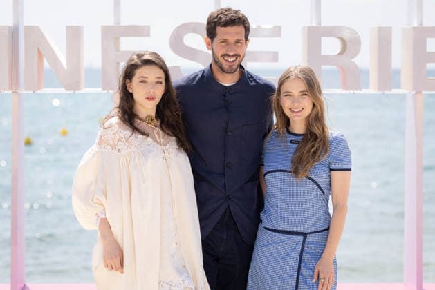 The 9th Canneseries International Festival - Le Rouge Et Le Noir Photocall Zoé Adjani-Vallat, Victor Belmondo and Camille Razat attend the Le Rouge Et Le Noir Photocall at the 9th Canneseries International Festival on April 25, 2026 in Cannes, France. Photo by Shootpix ABACAPRESS.COM Cannes France  Copyright: xShootpix ABACAx