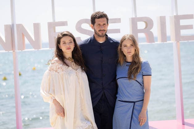 The 9th Canneseries International Festival - Le Rouge Et Le Noir Photocall Zoé Adjani-Vallat, Victor Belmondo and Camille Razat attend the Le Rouge Et Le Noir Photocall at the 9th Canneseries International Festival on April 25, 2026 in Cannes, France. Photo by Shootpix ABACAPRESS.COM Cannes France  Copyright: xShootpix ABACAx