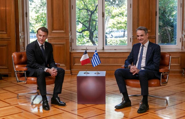 (260425) -- ATHENS, April 25, 2026 -- Greek Prime Minister Kyriakos Mitsotakis (R) meets with French President Emmanuel Macron at Maximos Mansion in Athens, Greece, April 25, 2026. Greece and France on Saturday signed nine agreements here during a two-day visit of French President Emmanuel Macron, advancing bilateral cooperation across a wide range of sectors. TO GO WITH Greece, France enhance ties with nine cooperation deals ) GREECE-ATHENS-PM-FRENCH RESIDENT-MEETING MariosxLolos 