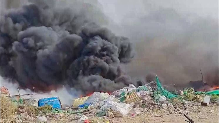 RECORD DATE NOT STATED Smoke billows out as fire breaks out in the forest area near Majlis Park New Delhi, Apr 25 (ANI): Smoke billows out as fire breaks out in the forest area near Majlis Park, in New Delhi on Saturday. (ANI Video Grab) NEW DELHI Delhi India Copyright: xANIx ANI_20260425270