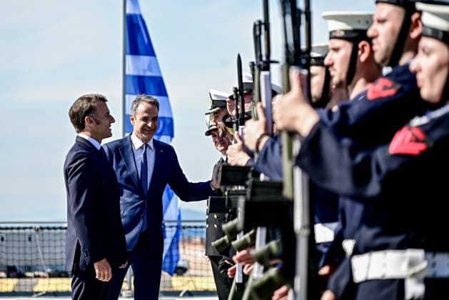 French President Emmanuel Macron visits Athens - French President Emmanuel Macron visits Athens - Greek Prime Minister Kyriakos Mitsotakis (R) and French President Emmanuel Macron (L) inspect the guard of honour during their visit on the frigate Kimon of the Greek Navy, in the port of Piraeus in Athens, Greece, 25 April 2026. President Macron is on a two-day official visit to Athens focused on the renewal of the Greek-French Strategic Partnership Agreement.. IMAGO ONE INCH PRODUCTIONS ATHENS Greece Copyright: xOnexInchxProductionsx 6947247
