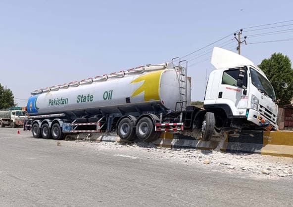 RECORD DATE NOT STATED An oil tanker went out of control and crashed into a concrete divider due to over speeding, at River road in Hub on Friday, April 24, 2026. (Arshad Baloch PPI Images). EDITORIAL USE ONLY Copyright: xx SA-ZM-240426x ppiphotos477492