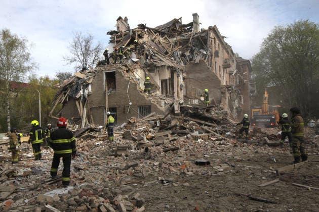 Russian attack on Dnipro destroys apartment block, killing at least 4 Rescuers search for survivors under the rubble of a four-storey apartment block destroyed by a Russian missile strike in Dnipro, Ukraine, April 25, 2026. Russian forces launched a large-scale overnight missile and drone attack on the east-central city, damaging five multi-storey buildings, an industrial facility, a gas station, a store, and private cars. Four people have been confirmed dead, while the number of injured has risen to 27, including two children. More people may remain trapped beneath the debris as search and rescue operations are ongoing., Credit:Mykola Miakshykov Avalon Ukraine, Dnipro  Copyright: xMykolaxMiakshykovx xAvalonx 1094264490