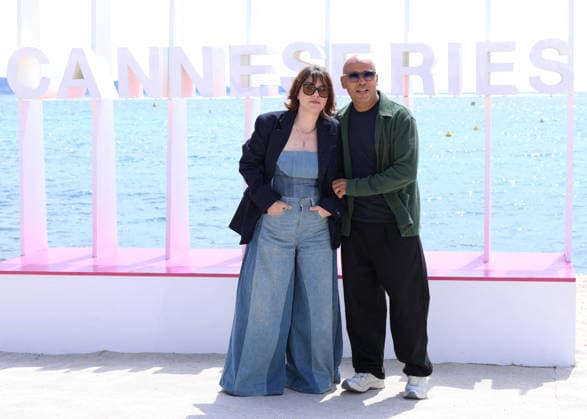 Sophie Marie Larrouy et Eric Judor Photocall A Bientôt de te revoir lors de la 9ème édition de CanneSeries sur la plage du Majestic à Cannes le 25 Avril 2026 Denis Guignebourg Bestimage Celebrities on the photocall at the 9th edition of Canneseries in Cannes on 25 04 2026 Cannes France  Copyright: xDenisxGuignebourgx xBestimagexDenisxGuignebourgx xBestimagex