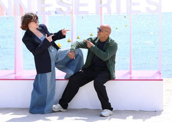 Sophie Marie Larrouy et Eric Judor Photocall A Bientôt de te revoir lors de la 9ème édition de CanneSeries sur la plage du Majestic à Cannes le 25 Avril 2026 Denis Guignebourg Bestimage Celebrities on the photocall at the 9th edition of Canneseries in Cannes on 25 04 2026 Cannes France  Copyright: xDenisxGuignebourgx xBestimagexDenisxGuignebourgx xBestimagex