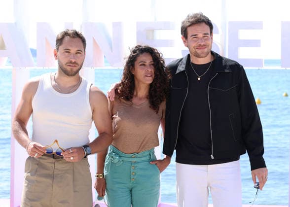 Youcef Agal, Samira Lachhab et Adrien Rob Photocall Demain nous appartient lors de la 9ème édition de CanneSeries sur la plage du Majestic à Cannes le 25 Avril 2026 Denis Guignebourg Bestimage Celebrities on the photocall at the 9th edition of Canneseries in Cannes on 25 04 2026 Cannes France  Copyright: xDenisxGuignebourgx xBestimagexDenisxGuignebourgx xBestimagex