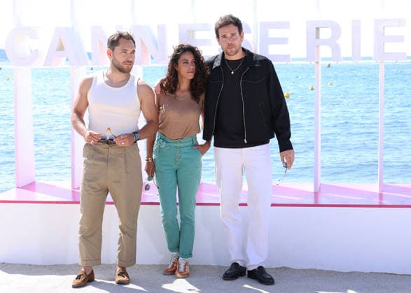 Youcef Agal, Samira Lachhab et Adrien Rob Photocall Demain nous appartient lors de la 9ème édition de CanneSeries sur la plage du Majestic à Cannes le 25 Avril 2026 Denis Guignebourg Bestimage Celebrities on the photocall at the 9th edition of Canneseries in Cannes on 25 04 2026 Cannes France  Copyright: xDenisxGuignebourgx xBestimagexDenisxGuignebourgx xBestimagex