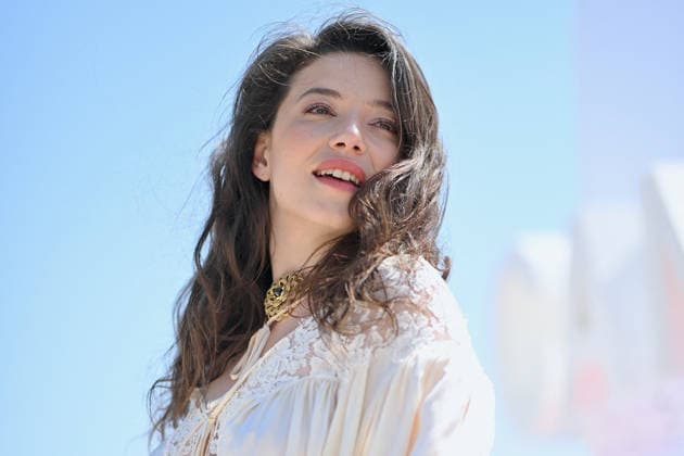 9th Cannes Series - Le Rouge Et Le Noir Photocall. FC CANNES, FRANCE - APRIL 25 Zoe Adjani-Vallat attends the Le Rouge Et Le Noir Photocall at the 9th Canneseries International Festival on April 25, 2026 in Cannes, France. Photo by Franck Castel ABACAPRESS.COM Cannes France  Copyright: xCastelxFranck ABACAx