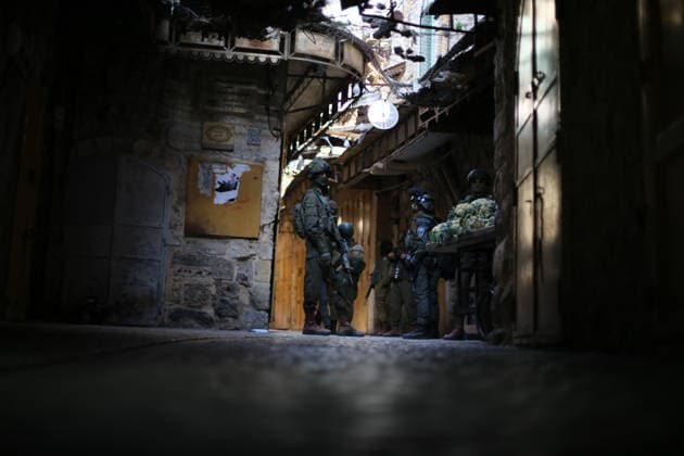 Israeli settlers tour the Old City of Hebron in the West Bank, under heavy protection from Israeli security forces, Israeli settlers tour the Old City of Hebron in the West Bank, under heavy protection from Israeli security forces, April 25, 2026. Photo by Mamoun Wazwaz Hebron West Bank Palestinian Territory 250426_Hebron_MW_01(6) Copyright: xapaimagesxMamounxWazwazx xapaimagesx