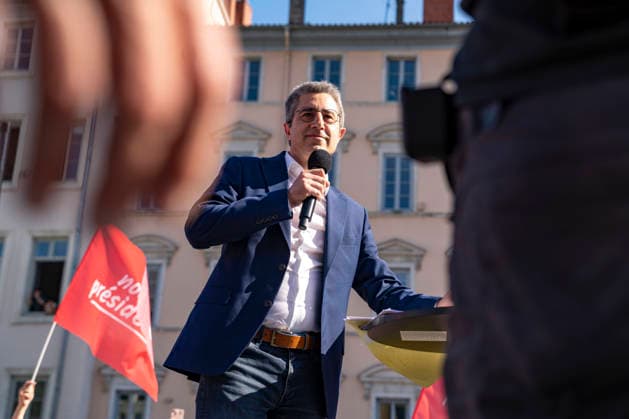 NEWS : Francois Ruffin - Campagne Nous President 2027 - Lyon - 26 04 2026 Francois Ruffin lance sa campagne Â« Nous prÃ sident ! Â», il postule lors d™un entretien d™embauche pour se faire Ã lire prÃ sident de la RÃ publique en avril 2027, Ã Lyon le 25 04 2026. Photo Sandrine Thesillat PsNewZ  Copyright: xSandrinexTHESILLATx