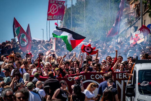 April 25, 2026, Rome, Rm, Italy: On April 25, Italy celebrates Liberation Day from Nazi-Fascism. Citizens take to the streets throughout the city to commemorate the day and celebrate freedom. Rome Italy  - ZUMAg256 20260425_znp_g256_012 Copyright: xMarcoxDixGianvitox
