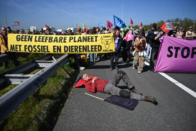 Police arrest over 400 protesters after A12 road blockade in Utrecht UTRECHT, NETHERLANDS - APRIL 25: Climate activists and pro-Palestinian demonstrators block a road near De Meern in Utrecht, Netherlands on April 25, 2026. More than 400 protesters were detained during the roadblock protest. Mouneb Taim Anadolu Utrecht Netherlands. Editorial use only. Please get in touch for any other usage.  Copyright: x2026xAnadoluxMounebxTaimx
