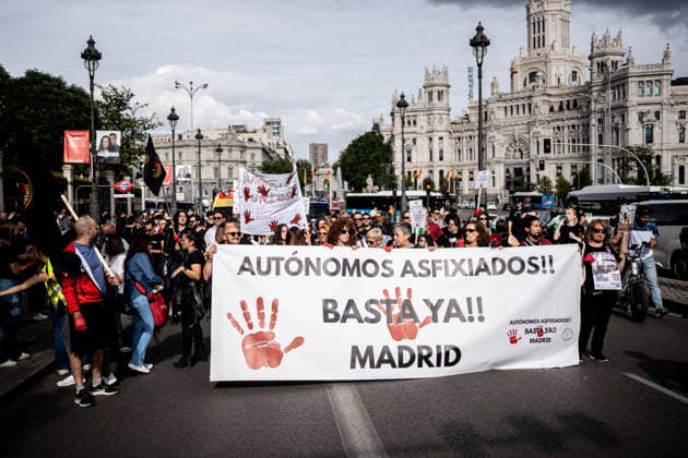 Demonstration of self-employed workers in Madrid Dozens of people during a demonstration of self-employed workers to protest against the increase of quotas to corporate, on April 25, 2026, in Madrid Spain The Platform for the Dignity of the Self-Employed 30N calls the mobilization to denounce the impact that the increase of quotas to corporate has on the viability of small businesses 25 APRIL 2026 SELF-EMPLOYED WORK PROTESTS MOBILIZATION FEE FEE SELF-EMPLOYED Madrid Madrid Spain  Copyright: xGabrielxLuengasx 7471843
