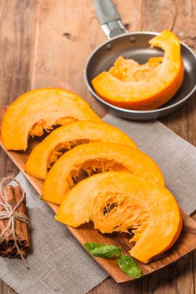 Frische Kürbisspalten Slices of fresh pumpkin on wooden background, selective focus (License=RF) Copyright: xZoonar.com TatianaxGoskovax 24921443