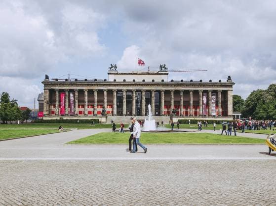 BERLIN, DEUTSCHLAND 10. MAI 2014: Touristen besuchen das Alte Museum für Altertümer auf der Museumsinsel Berlin, Deutschland BERLIN, GERMANY - MAY 10, 2014: Tourists visiting the Altes Museum of Antiquities in Museumsinsel Berlin Germany Copyright: imageBROKER ClaudioxDivizia ibxiqx17241290.jpg