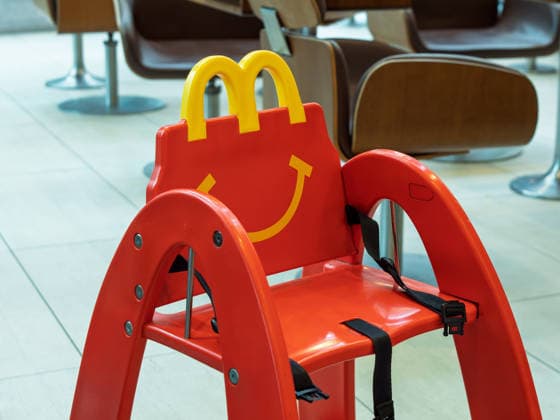 McDonald?s Happy-Meal-Stuhl für kleine Gäste GERMANY - APR 10, 2026: McDonald s Happy Meal Chair for Young Diners (License=RM) Copyright: xZoonar.com GeorgxVottelerx 24931260