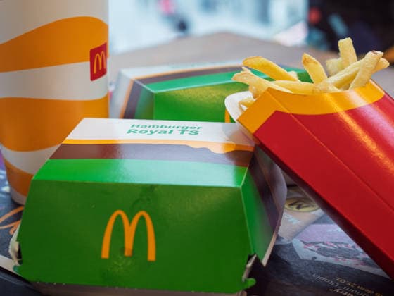Ein leckeres McDonald?s-Menü mit Pommes und Burgern GERMANY - APR 10, 2026: Delicious McDonald s Meal Featuring Fries and Burgers (License=RM) Copyright: xZoonar.com GeorgxVottelerx 24931265