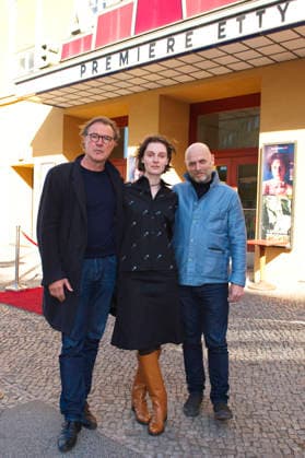 Sebastian Koch, Julia Windischbauer und Hagai Levi bei der Premiere der Arte-Serie Etty im Kino Babylon. Berlin, 25.04.2026