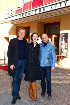 Sebastian Koch, Julia Windischbauer und Hagai Levi bei der Premiere der Arte-Serie Etty im Kino Babylon. Berlin, 25.04.2026