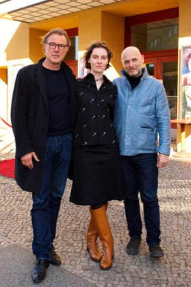 Sebastian Koch, Julia Windischbauer und Hagai Levi bei der Premiere der Arte-Serie Etty im Kino Babylon. Berlin, 25.04.2026