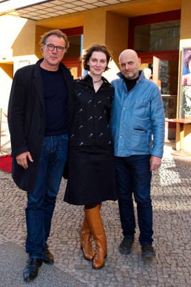 Sebastian Koch, Julia Windischbauer und Hagai Levi bei der Premiere der Arte-Serie Etty im Kino Babylon. Berlin, 25.04.2026