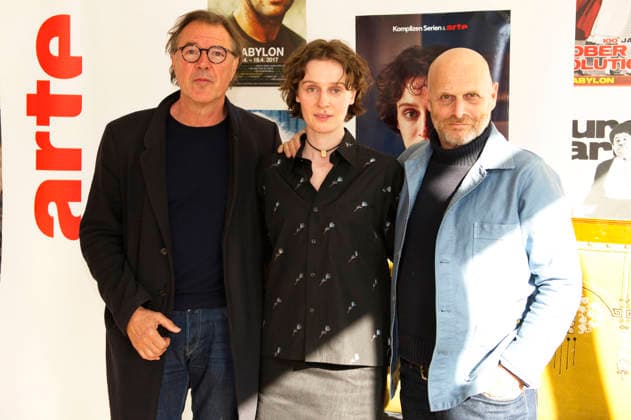 Sebastian Koch, Julia Windischbauer und Hagai Levi bei der Premiere der Arte-Serie Etty im Kino Babylon. Berlin, 25.04.2026
