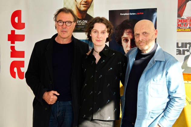 Sebastian Koch, Julia Windischbauer und Hagai Levi bei der Premiere der Arte-Serie Etty im Kino Babylon. Berlin, 25.04.2026