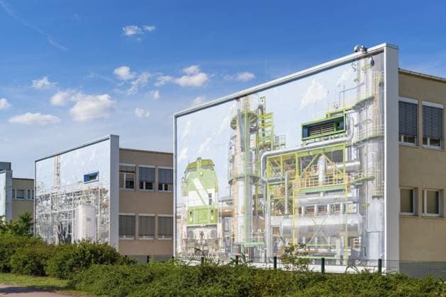 Gebäude der PCK Erdöl-Raffinerie Schwedt mit Graffiti, Streetart, längstes Fassadenbild Deutschlands mit Maschinen und Industrie-Motiven, Schwedt an der Oder, Uckermark, Brandenburg, Deutschland PCK Erdöl-Raffeinerie Schwedt building with graffiti, street art, Germany s longest façade with machinery and industrial motifs, Schwedt an der Oder, Uckermark, Brandenburg, Germany Copyright: imageBROKER OliverxGerhard ibloge17408826.jpg