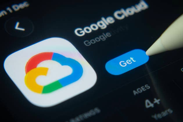 Dhaka, Bangladesch ? 1. Dezember 2025: Nahaufnahme des Google Cloud-App-Symbols im App Store auf einem iPad-Bildschirm. Dhaka, Bangladesh- 01 Dec 2025: A close-up of the Google Cloud app icon in the App Store on an iPad screen. (License=RM) Copyright: xZoonar.com MojahidxMottakinx 24937716