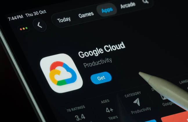 Dhaka, Bangladesch ? 30. Oktober 2025: Die Google Cloud-App wird im Dunkelmodus auf einem iPad-Bildschirm angezeigt, während ein digitaler Stift darauf zeigt. Dhaka, Bangladesh- 30 Oct 2025: Google Cloud app displayed on a iPad screen in dark mode with a digital pen pointing at it. (License=RM) Copyright: xZoonar.com MojahidxMottakinx 24937760