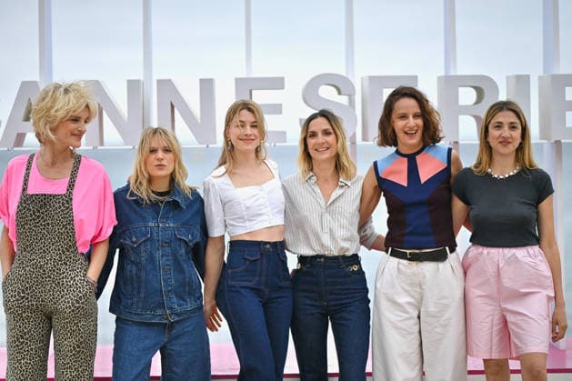 9th Cannes Series - Chamouxland Photocall. FC CANNES, FRANCE - APRIL 26 Olivia Côte, Marie Papillon, Lison Daniel, Camille Chamoux, guest and Cloé Bailly attends the Chamouxland Photocall at the 9th Canneseries International Festival at Plage Du Majestic on April 26, 2026 in Cannes, France. Photo by Franck Castel ABACAPRESS.COM Cannes France  Copyright: xCastelxFranck ABACAx