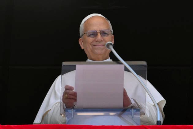 ITALY - POPE LEO XIV WAVES FROM THE WINDOS OF THE APOSTOLIC PALACE OVERLOOKING ST PETER S SQUARE DURING THE REGINA COELI PRAYER IN THE VATICAN - 2026 4 26 Italy, Rome, Vatican, 2026 4 26 .Pope Leo XIV waves from the window of the apostolic palace overlooking St. Peter s square during the Regina Coeli prayer in The Vatican EDITORIAL USE ONLY - NO BOOKS Copyright: xVATICANxMEDIAx