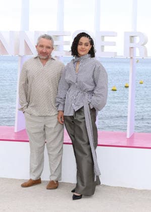 Eddie Marsan, Izuka Hoyle Photocall Prisoner on the Majestic beach at the 9th edition of CanneSeries in Cannes on 26 04 2026 Denis Guignebourg Bestimage Celebrities at the 9th edition of Canneseries in Cannes on 26 04 2026 Cannes France  Copyright: xDenisxGuignebourgx xBestimagexDenisxGuignebourgx xBestimagex