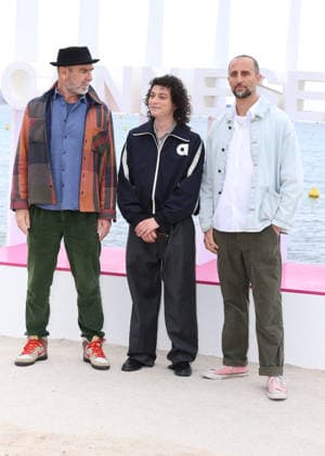 Roman Doduik meets Eric Cantona and Arié Elmaleh Phoptocall Brigade Anonyme on the Majestic beach at the 9th edition of Canneseries in Cannes on 26 04 2026 Denis Guignebourg Bestimage Celebrities at the 9th edition of Canneseries in Cannes on 26 04 2026 Cannes France  Copyright: xDenisxGuignebourgx xBestimagexDenisxGuignebourgx xBestimagex