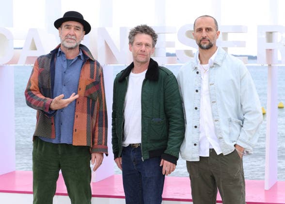 Eric Cantona, Arié Elmaleh et Ivan Fegyveres Photocall Brigade Anonyme sur la plage du Majestic lors de la 9ème édition de CanneSeries à Cannes le 26 Avril 2026 Denis Guignebourg Bestimage Celebrities at the 9th edition of Canneseries in Cannes on 26 04 2026 Cannes France  Copyright: xDenisxGuignebourgx xBestimagexDenisxGuignebourgx xBestimagex
