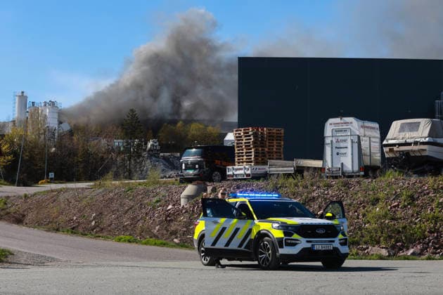 Brann i gjenvinningsstasjon Sandefjord 20260426. Det brenner kraftig pa gjenvinningsstasjonen pa Borgeskogen. Foto: Trond R. Teigen NTB Sandefjord Norge JEpMBgnxk0c EDITORIAL USE ONLY Ref:_BNCJEpMBgnxk0c.jpg *** Fire in recycling station Sandefjord 20260426 There is a heavy fire at the recycling station at Borgeskogen Photo Trond R Teigen NTB Sandefjord Norway JEpMBgnxk0c EDITORIAL USE ONLY Ref BNCJEpMBgnxk0c jpg  Copyright: xTrondxR.xTeigenx xNTBx