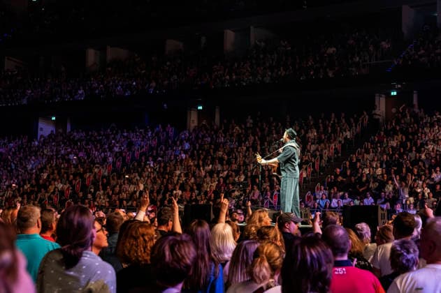 Johannes Oerding live bei einem Konzert seiner Arena-Tourin der ZAG-Arena. Hannover, 25.04.2026