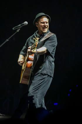 Johannes Oerding live bei einem Konzert seiner Arena-Tourin der ZAG-Arena. Hannover, 25.04.2026