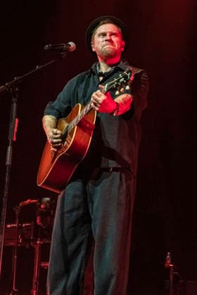 Johannes Oerding live bei einem Konzert seiner Arena-Tourin der ZAG-Arena. Hannover, 25.04.2026