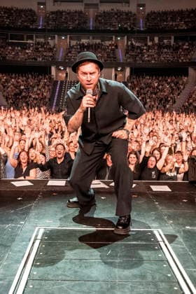 Johannes Oerding live bei einem Konzert seiner Arena-Tourin der ZAG-Arena. Hannover, 25.04.2026